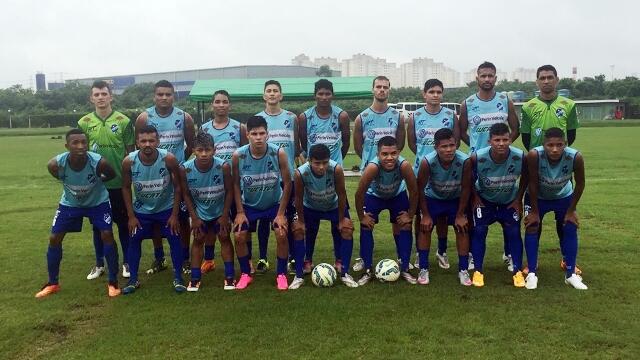 Os jogadores do São Raimundo reunidos durante treino no centro de treinamento das categorias de base do Palmeiras (Foto: Divulgação)