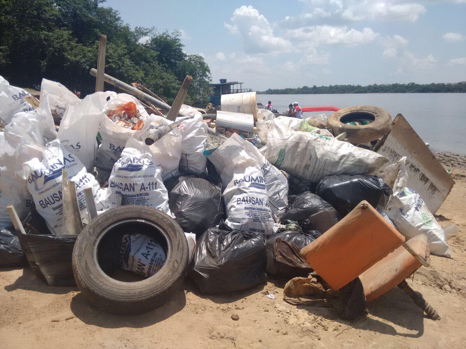 Lixo foi recolhido das principais praias da cidade (Foto: Divulgação Secom)
