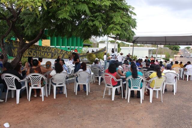 Os indígenas estão acampados na frente da sede do Dsei-Leste pedindo a saída do novo coordenador (Foto: Diane Sampaio)