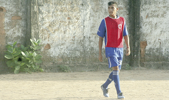 O lateral-direito João Paulo durante o treino da escolinha do Cruzeiro (Foto: Lucas Luckezie)