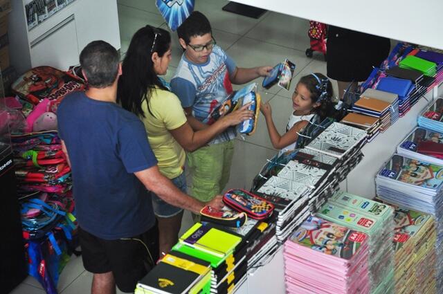 Pais pesquisam o melhor preço para efetuar a compra (Foto:Divulgação)