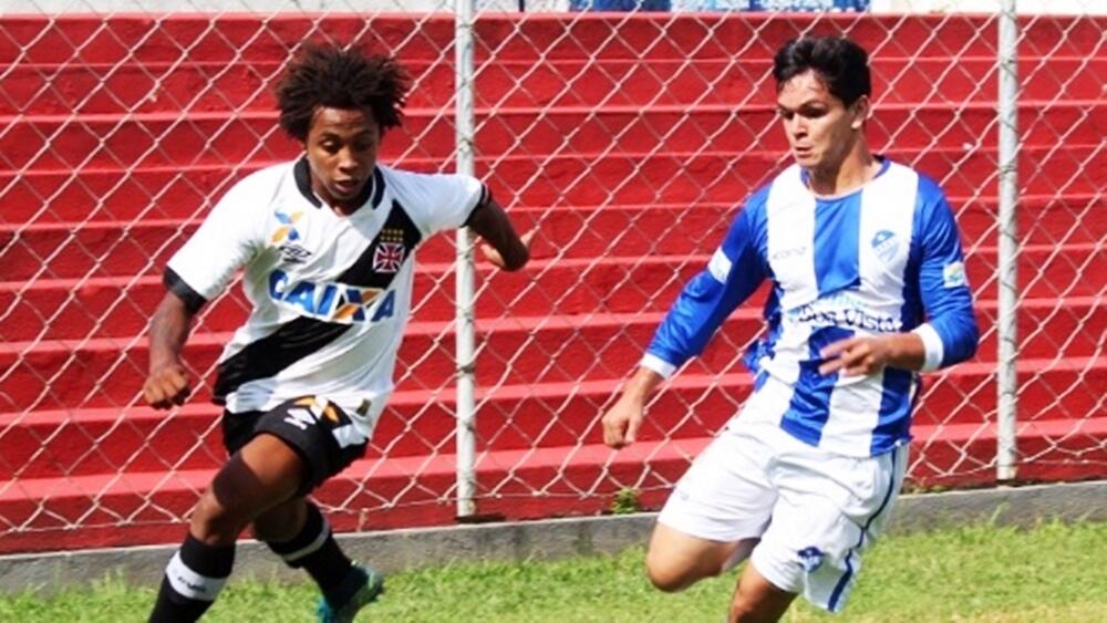 Atacante Paulo Vitor, do Vasco, disputa bola com atacante Caio Souza, do São Raimundo (Foto: Carlos Gregório/C.R. Vasco da Gama)