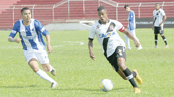 O meia Luan, do São Raimundo, persegue Jussa, do Vasco, na partida desta terça-feira, em São Paulo (Foto: Carlos Gregório Jr./C.R. Vasco da Gama)