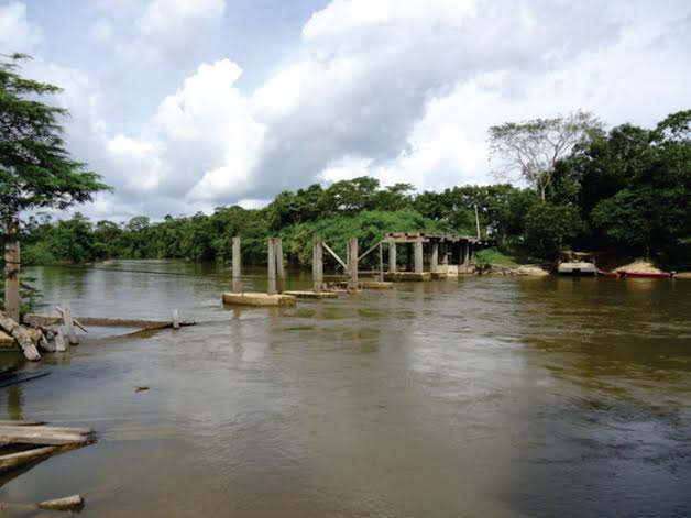 A ponte desabou no mês de maio do ano passado (Foto: Divulgação)