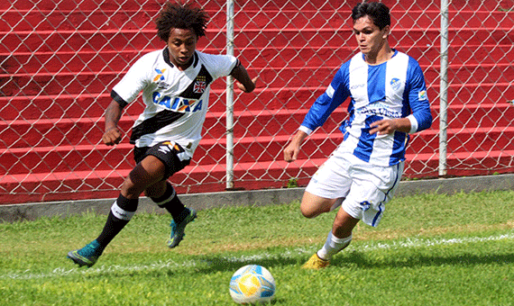 O lateral-direito Izano, do São Raimundo, na cola de Paulo Vitor, do Vasco, na partida anterior que terminou em 1 a 1 (Foto: Carlos Gregório Jr./C.R. Vasco da Gama)