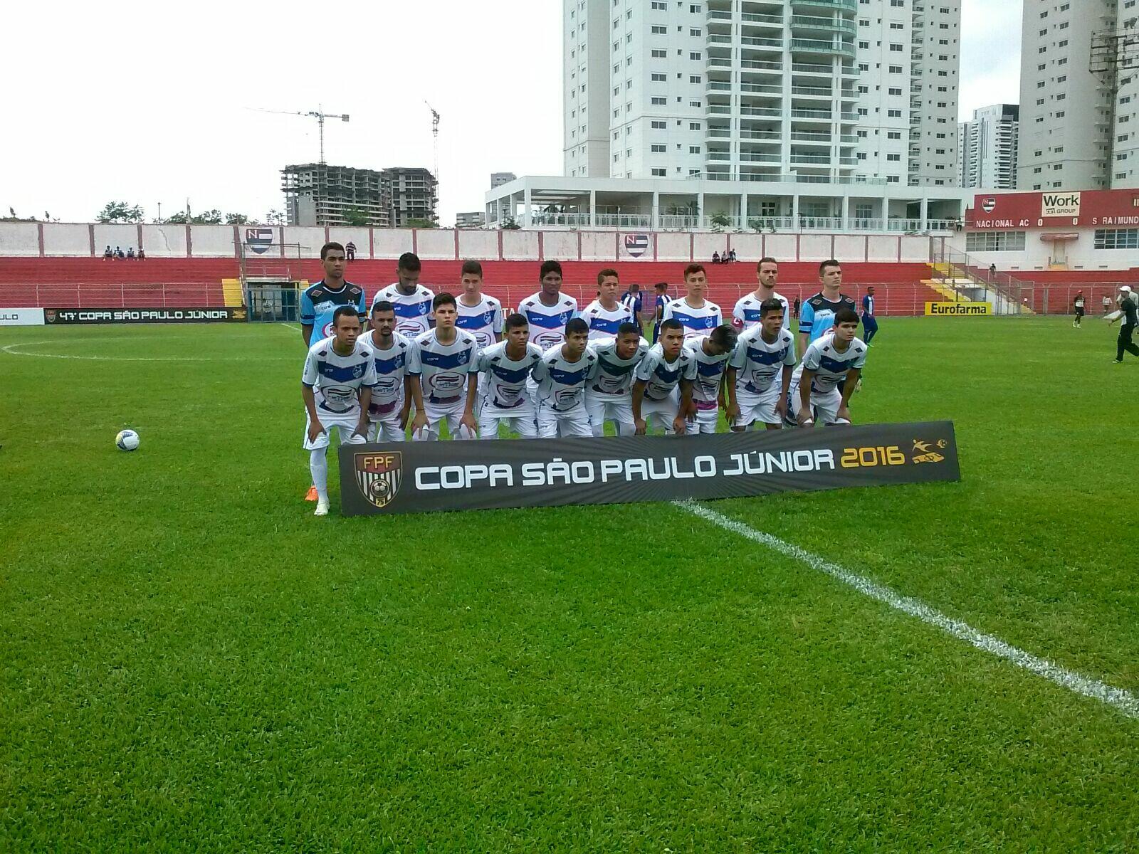 Os jogadores do São Raimundo perfilados no estádio Nicolau Alayon, em São Paulo (Foto:Divulgação)