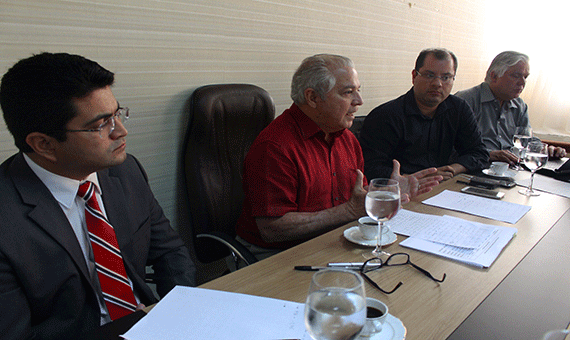 Neudo Campos (centro) coordena equipe que está avaliando Orçamento do Estado (Foto: Diane Sampaio)