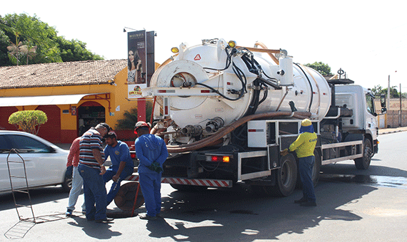 Após reclamação, equipe da Caer foi enviada para desobstruir rede de esgoto (Foto: Diane Sampaio)