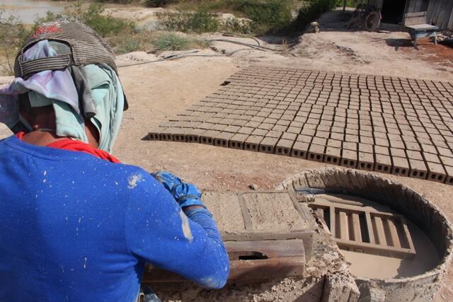 A venda de tijolos, por exemplo, caiu pela metade no começo deste ano (Foto: Rodrigo Sales)