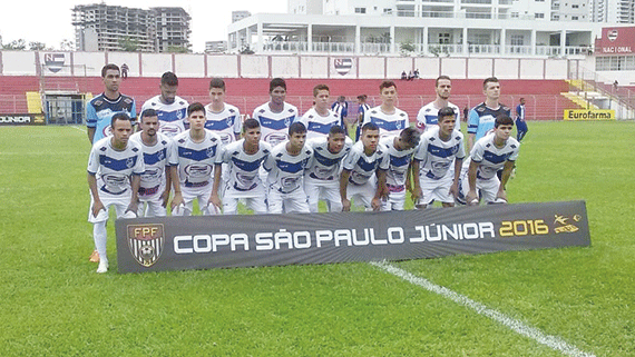 Jogadores do São Raimundo perfilados no estádio Nicolau Alayon, em São Paulo (Foto: Divulgação)