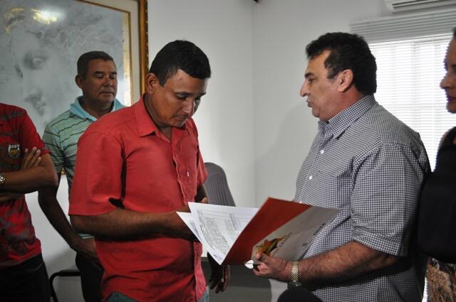 Oseias Robson recebeu, das mãos do proprietário da imobiliária, escritura do terreno