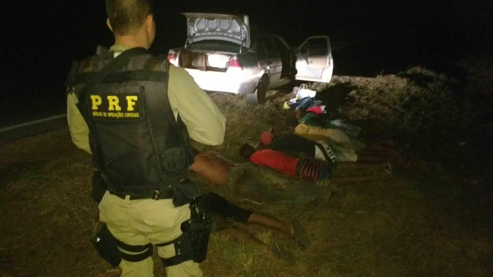 Agentes da PRF apreenderam a droga durante patrulhamento na BR-401, em Normandia (Foto: Divulgação)