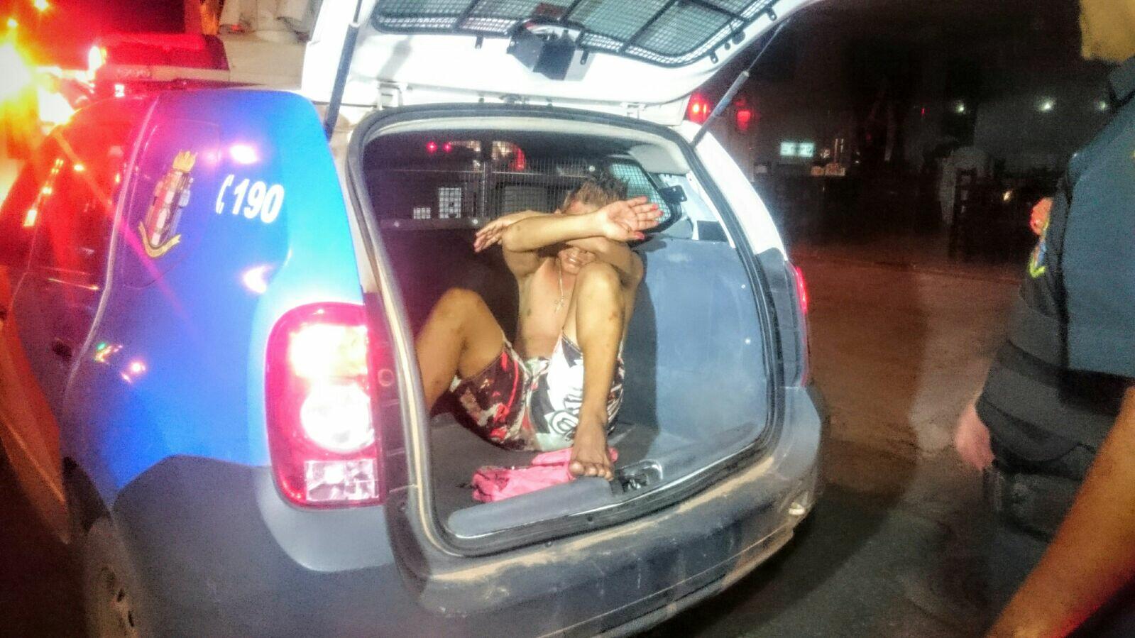 Agressor foi preso por policias que faziam ronda em uma viatura próxima do local (Foto: Luiza Duarte)