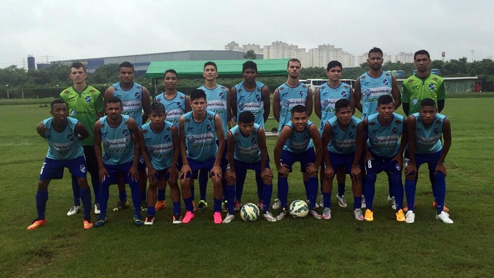 Os jogadores do São Raimundo perfilados (foto: Divulgação)