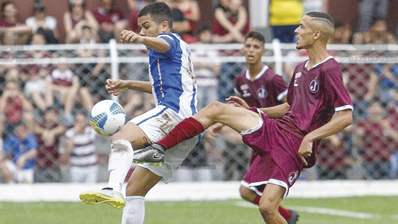 O meia Luan, do São Raimundo, tenta dominar a bola durante dividida com jogador do Juventus (Foto: Gazeta Press)