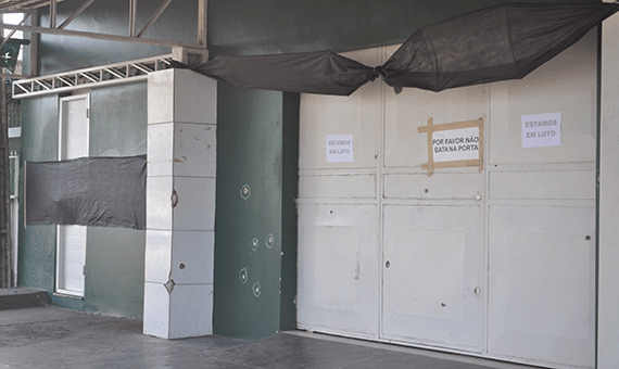 Na casa de Ceará do Coco, faixas pretas indicam o luto da família; marcas de tiro foram marcadas na parede (Foto: Samara Cordeiro)