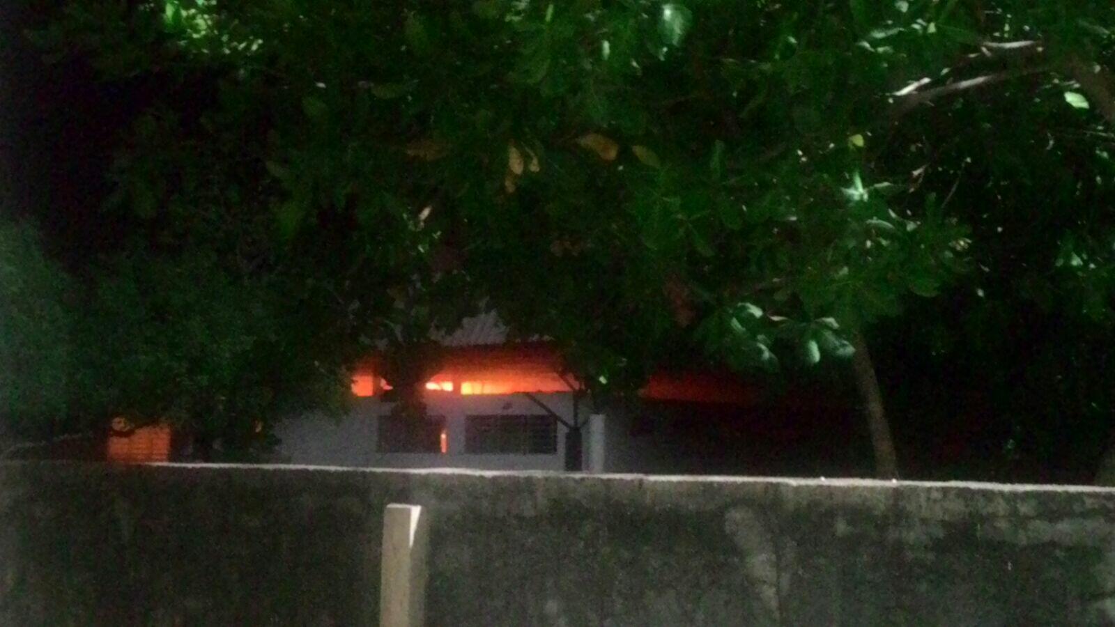 Casa do Albergado no momento do incêndio (Foto: Divulgação)