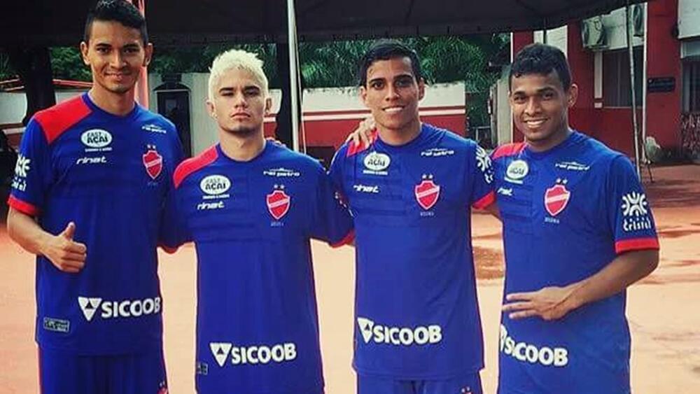 Vanílson Lima (primeiro da esquerda) e companheiros de Vila Nova com Wendell Lira (segundo da direita para a esquerda) - Foto: Divulgação
