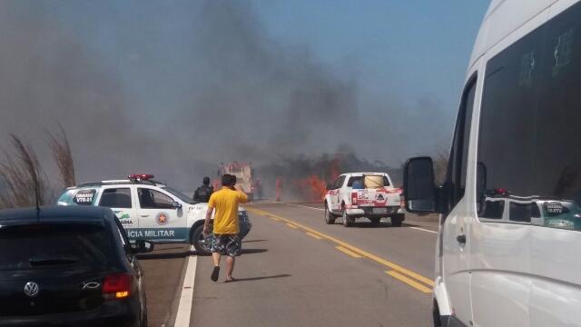 A Folha recebeu imagens de como ficou a estrada com a fumaça de incêndio na mata às margens da BR, sentido sul