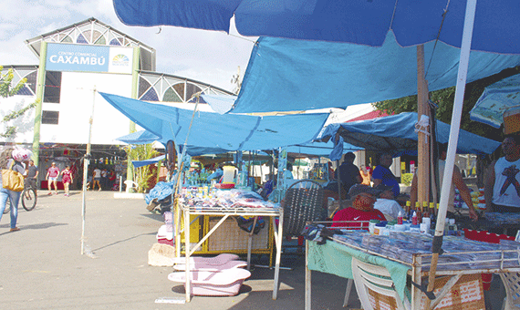 Barracas cobertas por lonas tomam conta de um dos pontos mais tradicionais de Boa Vista (Foto: Diane Sampaio)