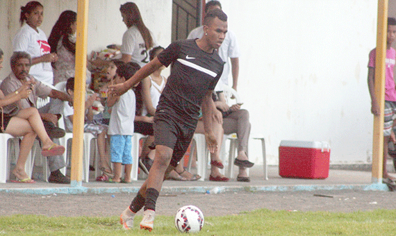 O atacante Ribinha durante amistoso beneficente promovido por Thiago Maia, no dia 2 de janeiro deste ano (Foto: Lucas Luckezie)