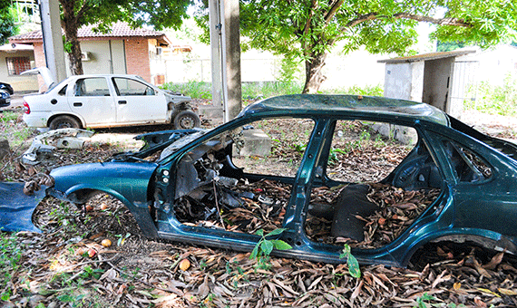 Carros completamente “depenados” viraram apenas sucatas em delegacias (Foto: Rodrigo Sales)