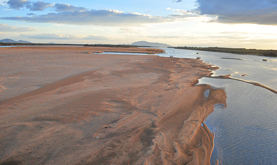 Forte seca que castiga o Estado pode ser sentida nos imensos bancos de areia no Rio Branco (Foto: Rodrigo Sales)