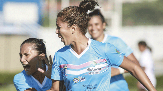 Jogadoras da Estácio Atual comemoram gol na Copa Brasil Universitária de Futebol Feminino de 2015 (Foto: Luiz Pires/Fotojump)