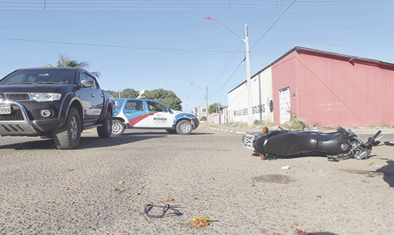 O motorista da caminhonete fugiu após a colisão (Foto:Samara Cordeiro)