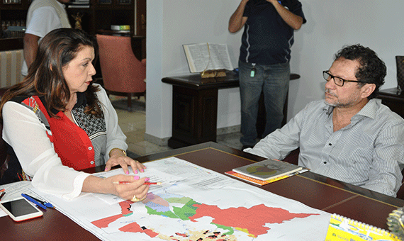 Governadora Suely Campos explica situação de Pacaraima ao presidente da Funai, João Pedro (Foto: Rodrigo Sales)