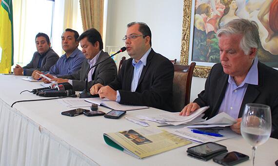 Secretários de Administração, Frederico Linhares; de Planejamento, Alexandre Henklain; e da Fazenda, Kardec Jakson Santos em entrevista coletiva (Foto: Diane Sampaio)