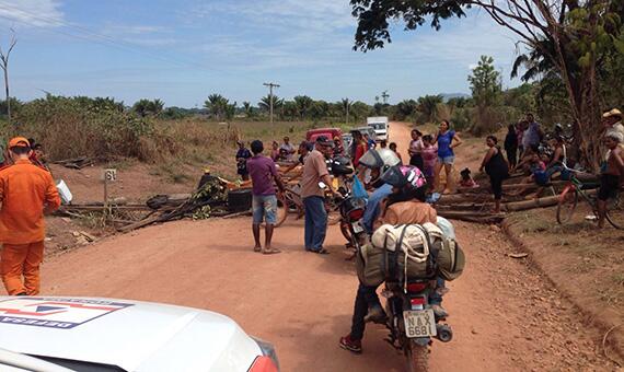 Revoltados com a falta d'água, moradores bloquearam estrada que dá acesso à Vila União (Foto: Divulgação)