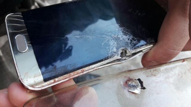 O aparelho celular que estava na cintura da vítima ficou destruído com o tiro (Foto: Divulgação)