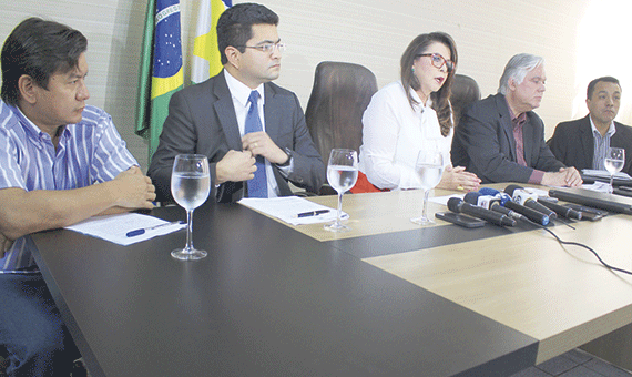 Governadora Suely Campos ao dar explicação sobre os vetos ladeada por sua equipe (Foto: Diane Sampaio)