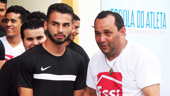 Joel de Jesus Alencar conversa com o filho, o jogador roraimense no Santos, Thiago Maia, antes de partida beneficente no estádio Ribeirão (Foto: Lucas Luckezie)