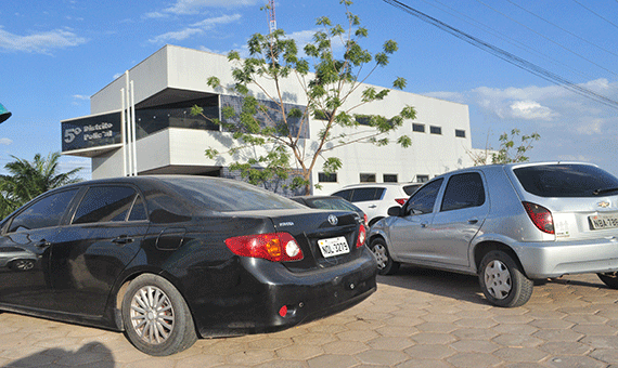 No 5º DP, estacionamento está superlotado de veículos apreendidos, que assim que chegam são alvos de furtos (Foto: Rodrigo Sales)