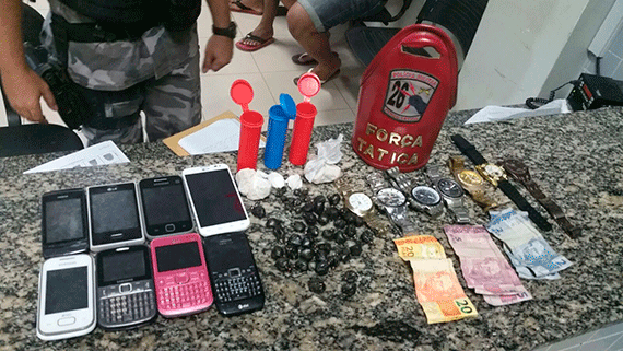 Drogas e celulares encontrados com o trio na residência, no bairro Alvorada (Foto: Divulgação)