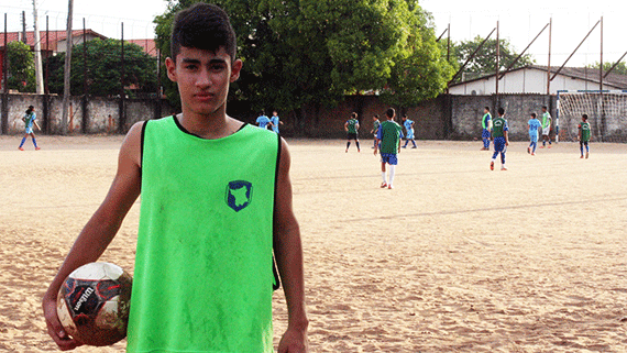 Moisés Rafah Lima de Oliveira é volante e tem 14 anos de idade (Foto: Lucas Luckezie)