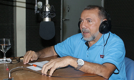 Coordenador do projeto do ZEE, Ademir Passarinho, durante entrevista na Rádio Folha AM 1020 (Foto: Samara Cordeiro)