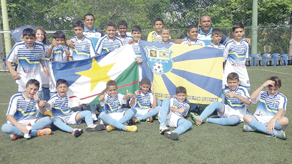 Jogadores do Extremo Norte Sub-13 perfilados (Foto: Divulgação)