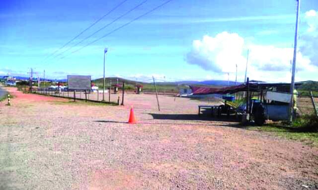 Índios acampam na entrada do posto de combustível para cobrar compensação financeira (Foto: Cora Gonzalo)