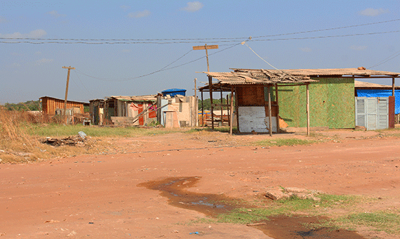 Bairro São Bento ainda é marcado por invasões, tem usina de asfalto que expele fumaça, lagoa de estabilização com fedentina e foi criado em cima da antiga lixeira pública (Fotos: Diane Sampaio)