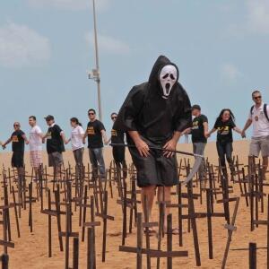 Policiais do Ceará realizam ato contra a violência em praia de Fortaleza, a líder em mortes violentas no Brasil (Foto: Jarbas Oliveira)