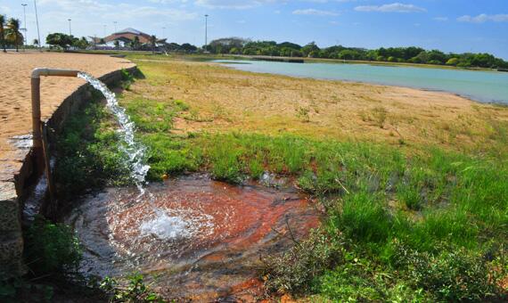 Quatro poços artesianos evitam que estiagem seque lago por completo (Foto: Rodrigo Sales)