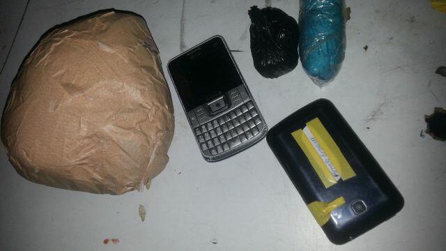 Material interceptado pelos agentes penitenciários (Foto: Divulgação)