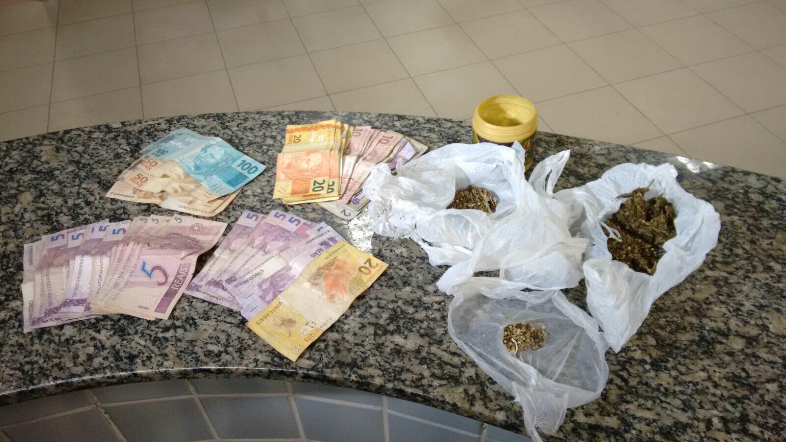 Material encontrado com os jovens (Foto: Divulgação)