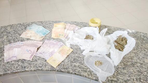 Apenas uma jovem foi flagranteada acusada de vender a droga que foi apreendida (Foto: Divulgação)