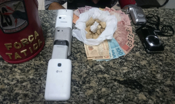 Na casa, os policiais encontraram drogas, uma moto com restrição de roubo e furto e mais de 700 reais em dinheiro. (Foto:Divulgação)