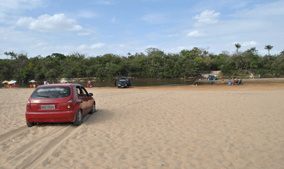 A Folha flagrou diversos carros estacionados na beira da praia da Polar ontem (Foto: Samara Cordeiro)