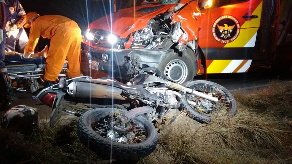 Viatura dos Bombeiros foi atingida por motocicleta (Foto: Divulgação)